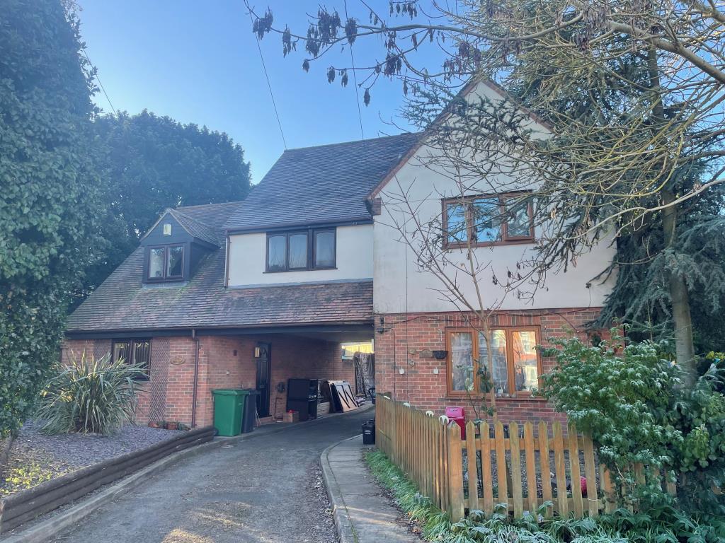 Lot: 133 - FIRST FLOOR MAISONETTE FOR REFURBISHMENT -